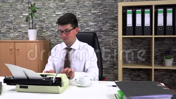 办公室职员在打字机上写字视频的预览图