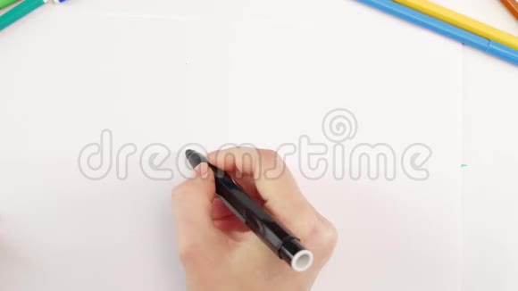 女人用白纸上的黑色毛毡尖笔画100视频的预览图
