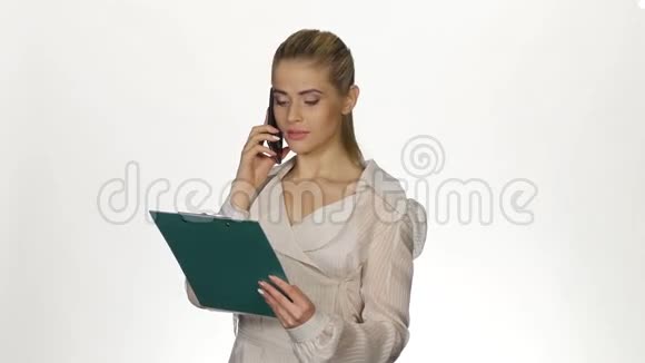 女商人打电话做笔记白色视频的预览图