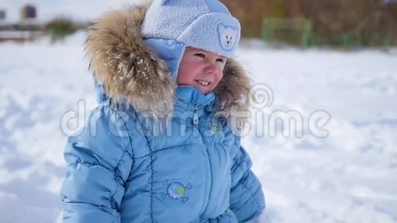 孩子站着甜蜜的微笑在冬天的时候视频的预览图