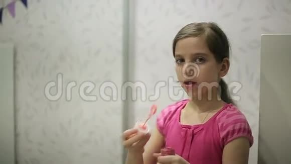 小女孩吹肥皂泡慢动作视频的预览图