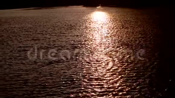 日落时海水中的阳光反射夕阳下的海浪视频的预览图