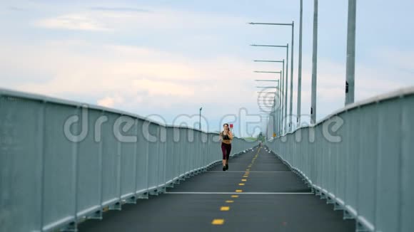 女慢跑者沿着自行车道跑步视频的预览图