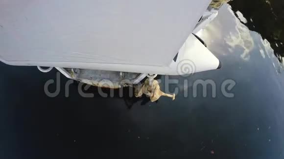 旧的白色游艇启动引擎特写镜头视频的预览图