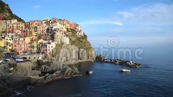 迷人的美丽景观有一艘船在海上和明亮的彩色房子在岩石上的马纳罗拉海滨在CinqueTerre视频的预览图