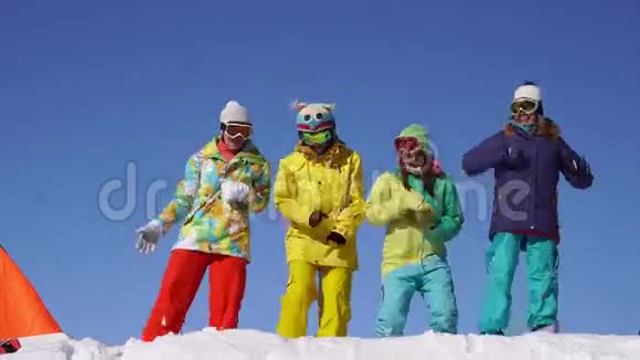 一群滑雪者玩得很开心视频的预览图