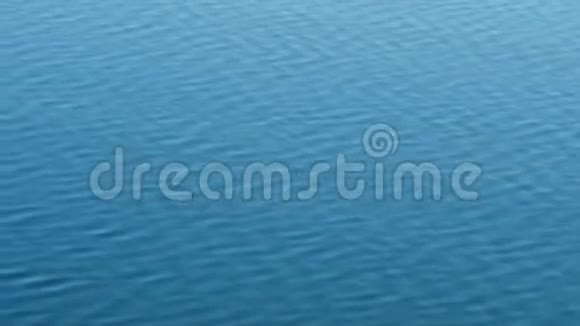 湖中的蓝色涟漪水视频的预览图