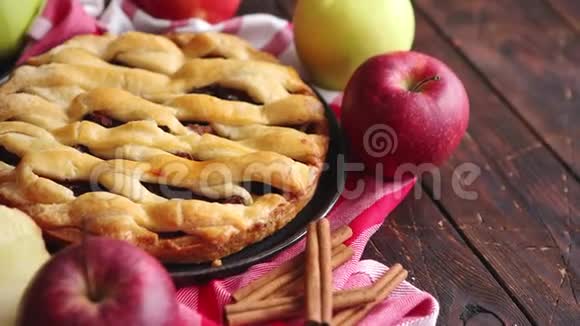 自制糕点苹果派与烘焙产品在深色木制餐桌上视频的预览图