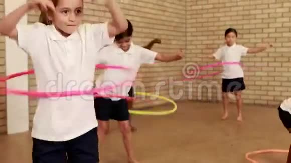 小学生用呼啦圈运动视频的预览图