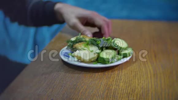 男人吃土豆加洋葱和俄罗斯传统美食俄罗斯美食视频的预览图