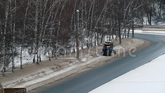 清雪拖拉机道路服务清理路边积雪视频的预览图