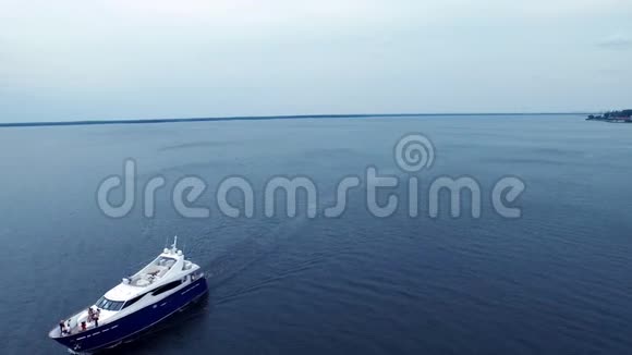 在海上航行的豪华游艇的空中景观白色游艇航行视频的预览图