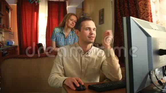 5在家工作的丈夫对这笔交易的成功感到满意妻子对此感到满意视频的预览图