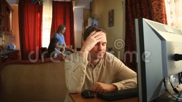 在家电脑工作丈夫对交易失败感到失望妻子很难过他们是视频的预览图