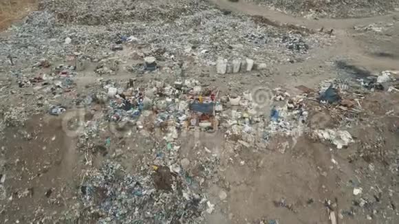 空中观景城市垃圾场垃圾场的垃圾车空中无人机射击的生态破坏城市上空的飞行视频的预览图