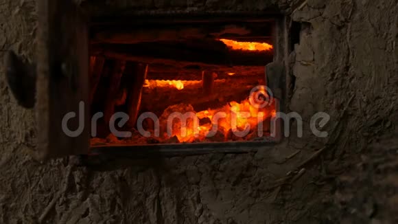 旧炉子里的热煤老式陶土炉中的热红煤视频的预览图