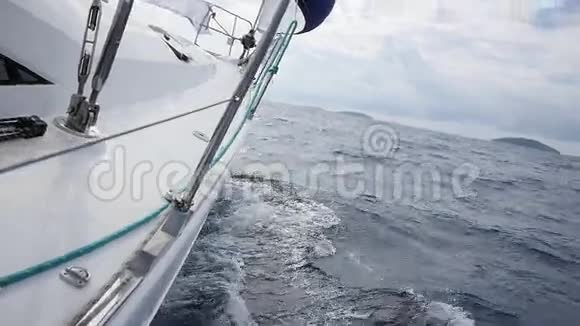 在希腊的海浪背景下乘坐白色游艇一般来说视频的预览图
