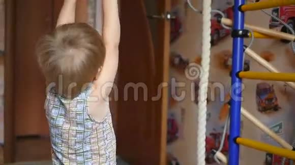 一个小孩在室内从事体操动作视频的预览图