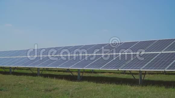 草地上的太阳能发电站视频的预览图