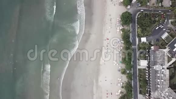 鸟瞰泰国南部普吉省的巴东海滩录像巴东海滩是著名的旅游胜地视频的预览图