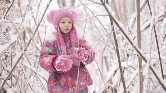 小女孩在一片白雪皑皑的森林里呼救视频的预览图