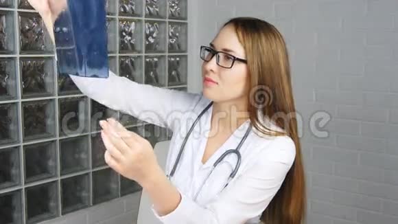 年轻又好的医生在医院看病人的x光片视频的预览图