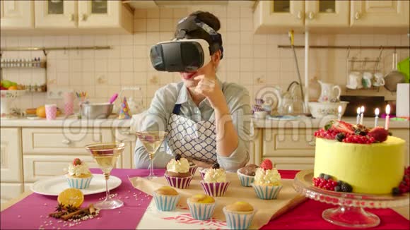 戴着虚拟现实眼镜的糕点厨师视频的预览图