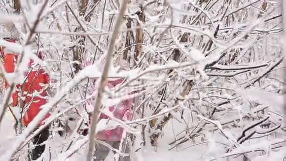 疲惫的孩子们从白雪覆盖的森林里爬了出来视频的预览图