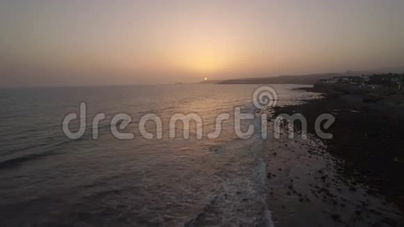 西班牙加那利岛日落时分在海上鸟瞰风景如画的岛屿景观视频的预览图