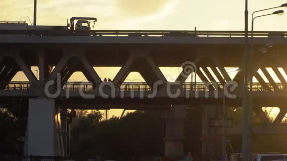 钢桥和车辆的剪影视频的预览图