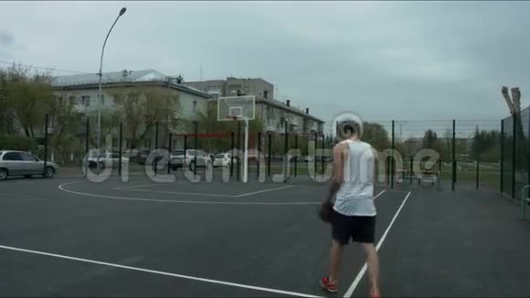 那家伙在篮球场上打球视频的预览图