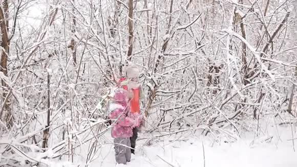 疲惫的孩子们从一片白雪覆盖的森林里出来孩子们找到回家的路视频的预览图