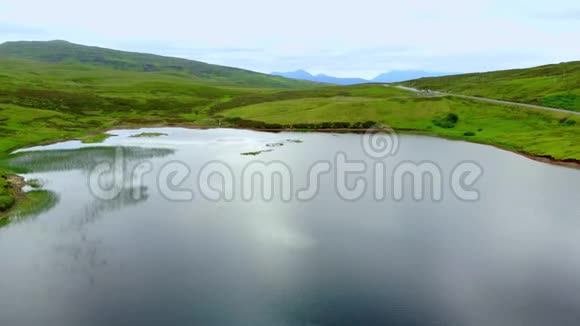 苏格兰斯凯岛美丽的湖泊和景观视频的预览图