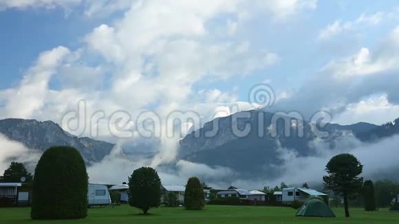 宿营在山谷晨雾和云视频的预览图