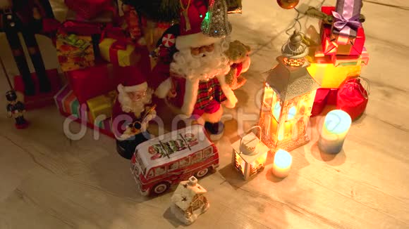 礼品盒和圣诞装饰品视频的预览图