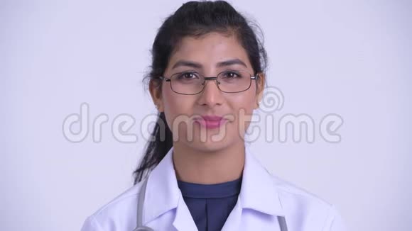 年轻漂亮的波斯女医生戴眼镜的脸视频的预览图