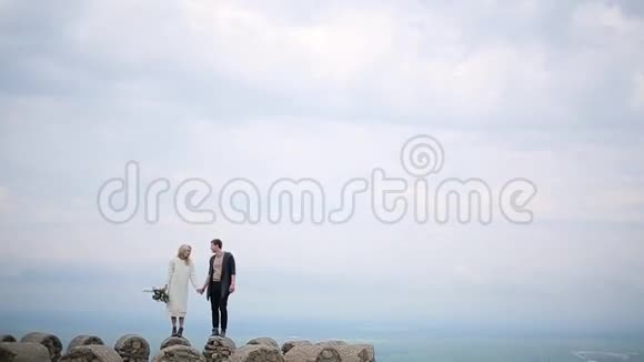一对夫妇站在山谷的边缘视频的预览图