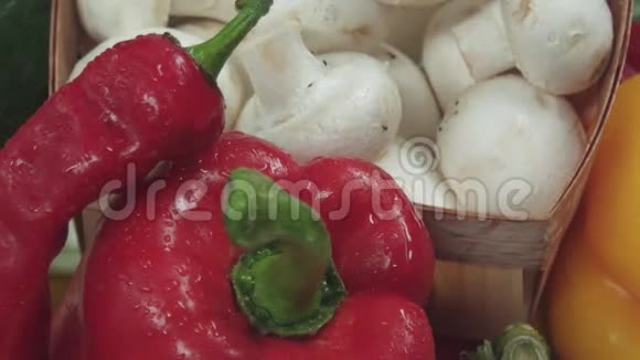 辣椒红辣椒西葫芦和香葱蘑菇用喷雾器浇水视频的预览图