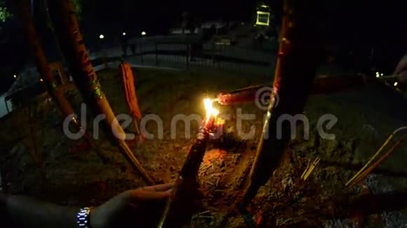 晚上在佛寺烧蜡烛人们在古普罗庙里点燃了红色的大蜡烛红烛在里面视频的预览图