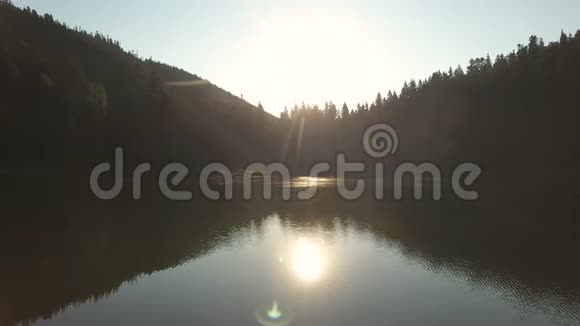 美丽的山湖视频的预览图
