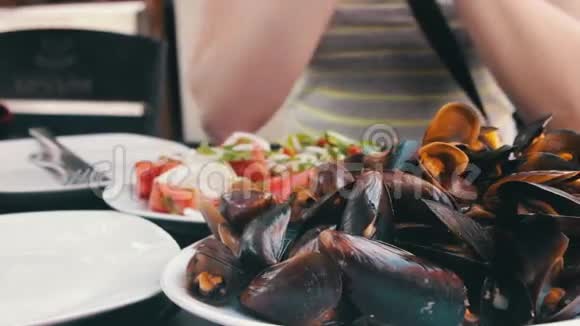 咖啡厅餐盘上的海鲜布鲁塞尔视频的预览图