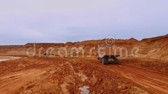 翻斗车载沙自卸汽车在采石场运沙的无人视野视频的预览图