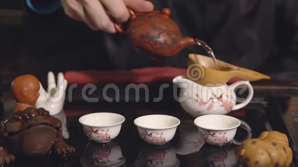 茶道师父在白杯里倒茶视频的预览图