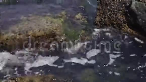 海滩上的石头和鹅卵石纯净的水浪视频的预览图