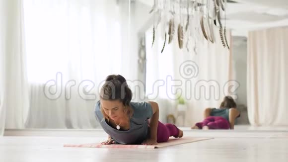 女子在瑜伽馆做向上的狗姿视频的预览图