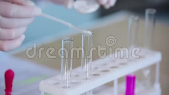 科学家把粉末倒进瓶子里化验师在实验室进行实验视频的预览图