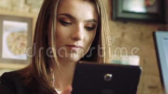 女人用平板电脑在咖啡馆说话把咖啡蒸发掉视频的预览图