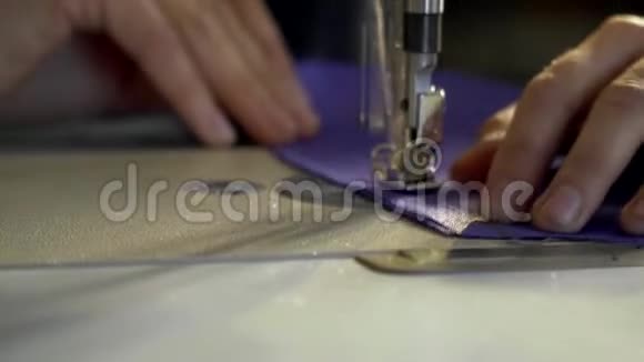 女人在缝纫机上缝紫色的布视频的预览图