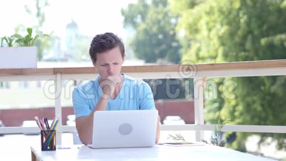 咳嗽年轻人在工作坐在户外视频的预览图