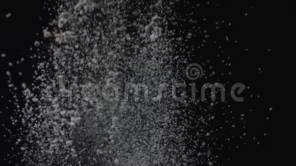 抽象白色粉末在黑色背景下爆炸视频的预览图